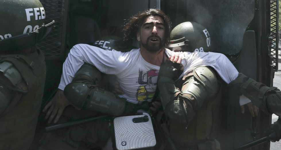 Έκρηξη οργής στην Χιλή, «βρισκόμαστε σε πόλεμο» λέει ο πρόεδρος