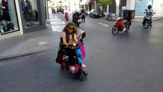 Ηρακλειώτισσα με κινητικά προβλήματα ζητά τα αυτονόητα