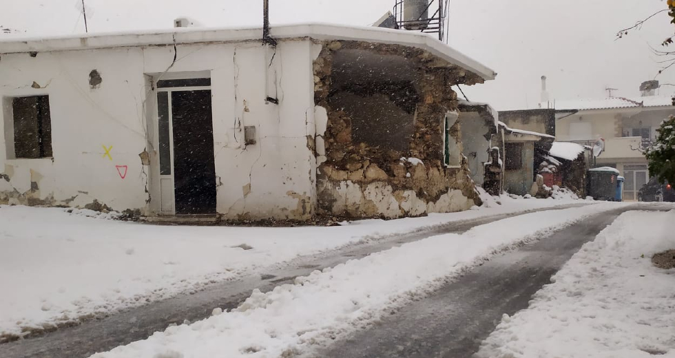 Χωρίς θέρμανση, εν μέσω χιονιά, οι σεισμόπληκτοι στο Αρκαλοχώρι