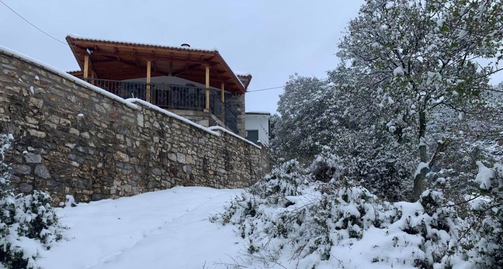 Το χιόνι ομόρφυνε τη φύση στην Πελοπόννησο