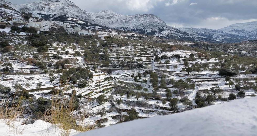 Στα λευκά η χώρα: Από τη Μακεδονία έως τη Μύκονο και την Κρήτη [εικόνες + βίντεο]