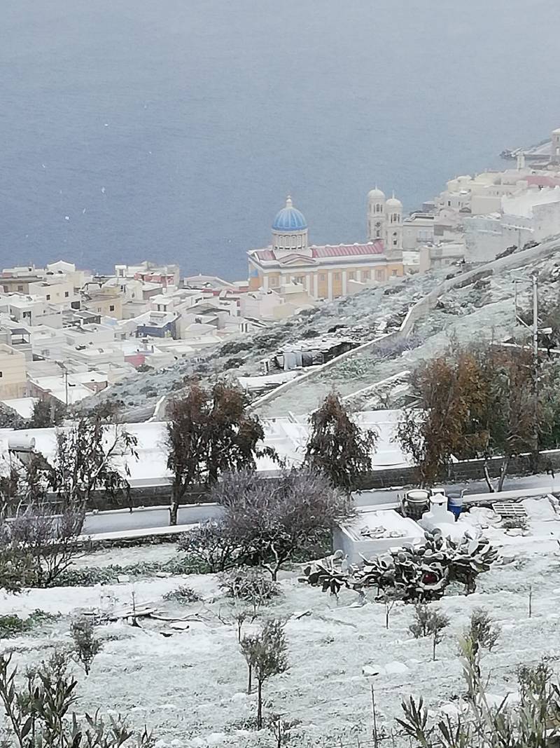 Το χιόνι έφτασε μέχρι τη θάλασσα στα νησιά – Πώς θα εξελιχθεί η κακοκαιρία