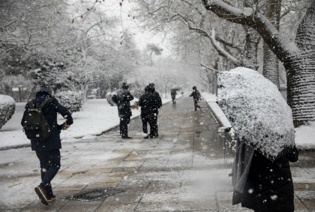 Επιμένει ο χιονιάς, αποκλεισμένα χωριά και προβλήματα στους δρόμους