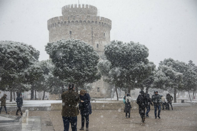 Επιμένει ο χιονιάς, αποκλεισμένα χωριά και προβλήματα στους δρόμους
