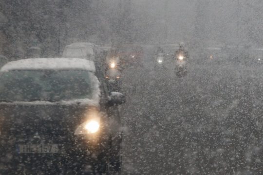 Χιόνια, τσουχτερό κρύο και προβλήματα στο οδικό δίκτυο