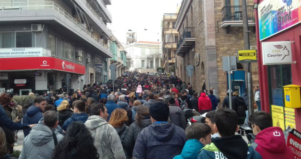 Στέλνουν τα ΜΑΤ πίσω, μετά τη λαϊκή οργή για το όργιο καταστολής
