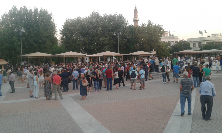 Επεισόδια σε αντι-προσφυγική συγκέντρωση στη Χίο