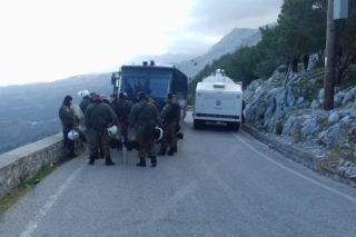 Ποινές με αναστολή για τον ξυλοδαρμό αστυνομικών στη Χίο