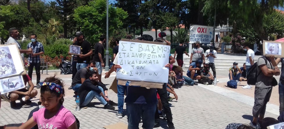 Για τρίτη μέρα διαμαρτύρονται πρόσφυγες στη Χίο 
