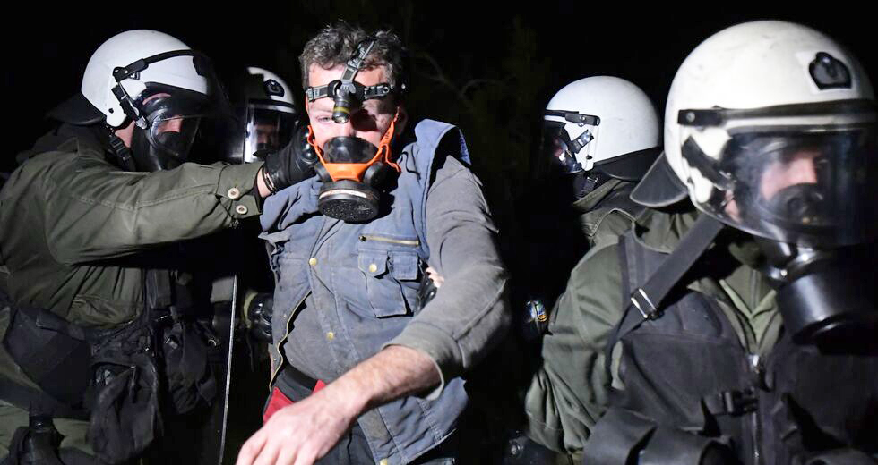 Με ΜΑΤ, στρατό και μπουλντόζες ανοίγουν «τάφους» για πρόσφυγες