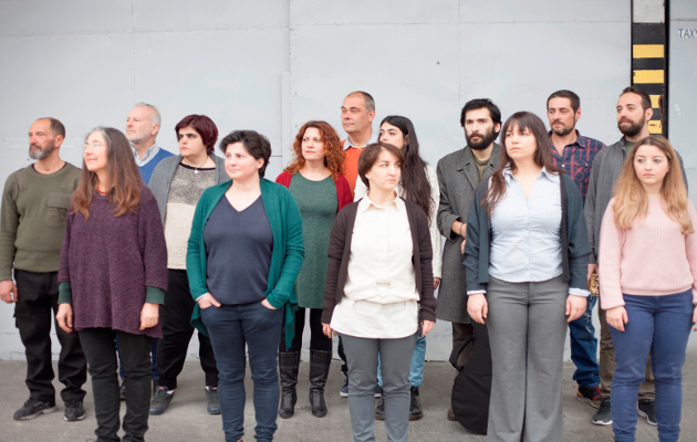 Μια «Χορωδία Ανέργων» που τραγουδάει με αισιοδοξία