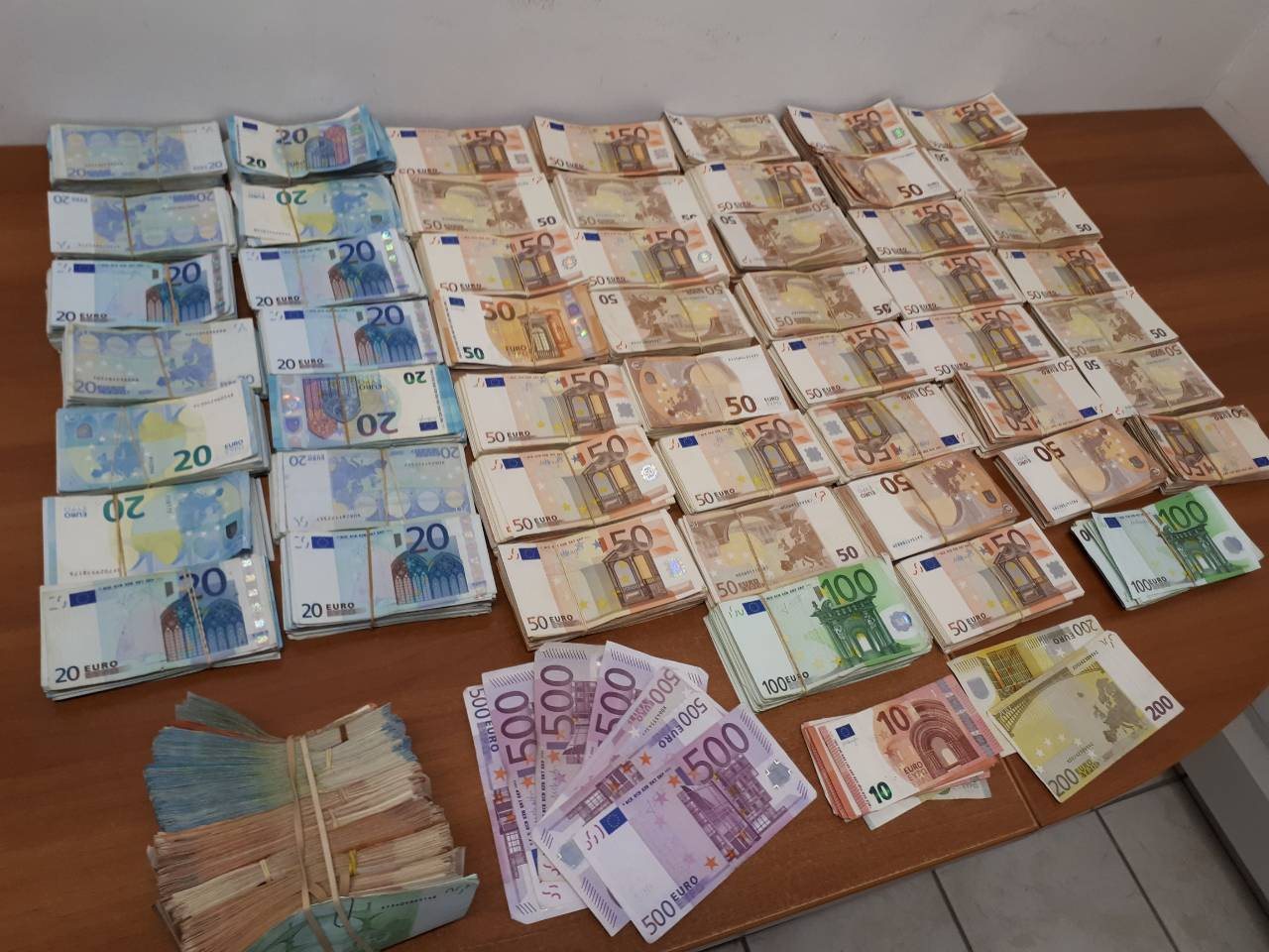Έκρυβαν όπλα και 250.000 ευρώ που δεν μπορούσαν να δικαιολογήσουν