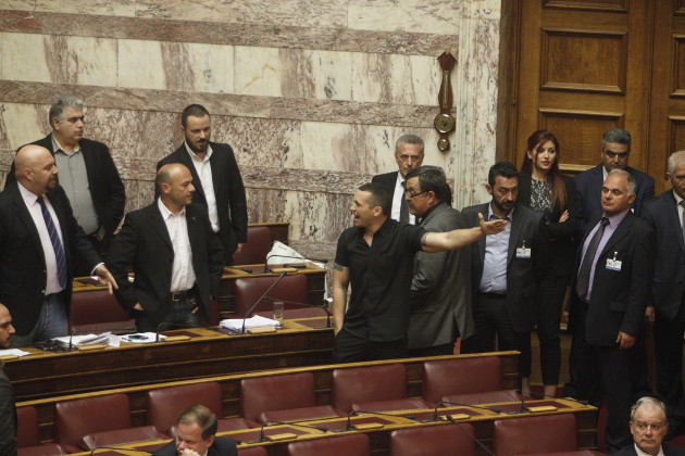 Χρυσαυγίτικες προκλήσεις και διακοπή στην Ολομέλεια