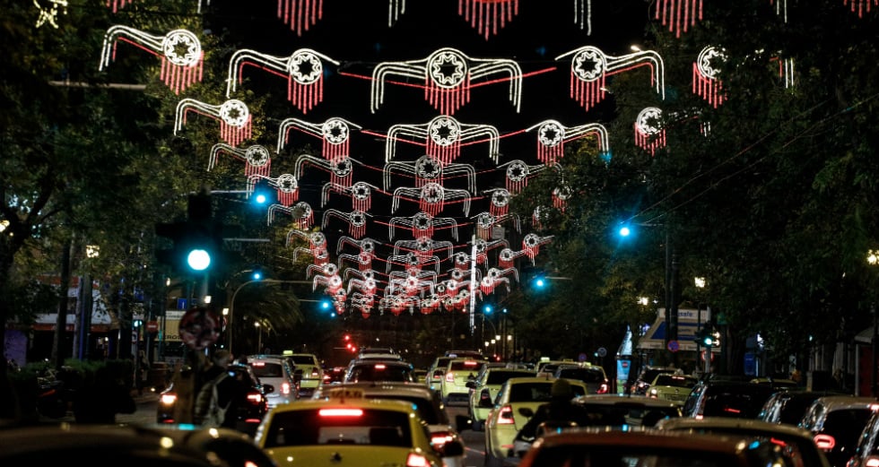 Οι στολισμοί σούργελο στην Αθήνα συνεχίζονται