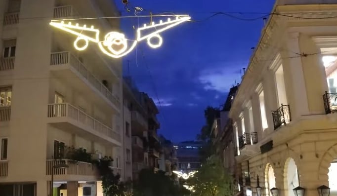 Οι στολισμοί σούργελο στην Αθήνα συνεχίζονται