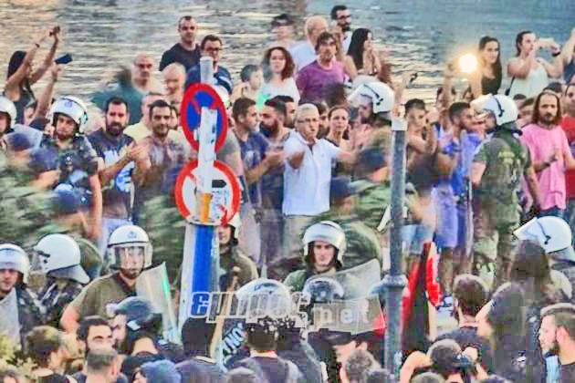 Το φαιό αυγό του φιδιού στο «κόκκινο νησί»