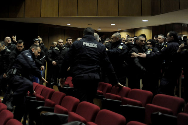 Χυδαίες προκλήσεις από χρυσαυγίτες και σύρραξη στο Εφετείο