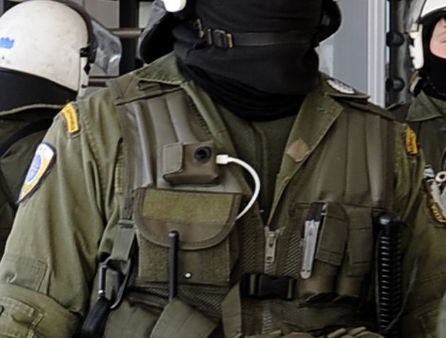 Χυδαίες προκλήσεις από χρυσαυγίτες και σύρραξη στο Εφετείο