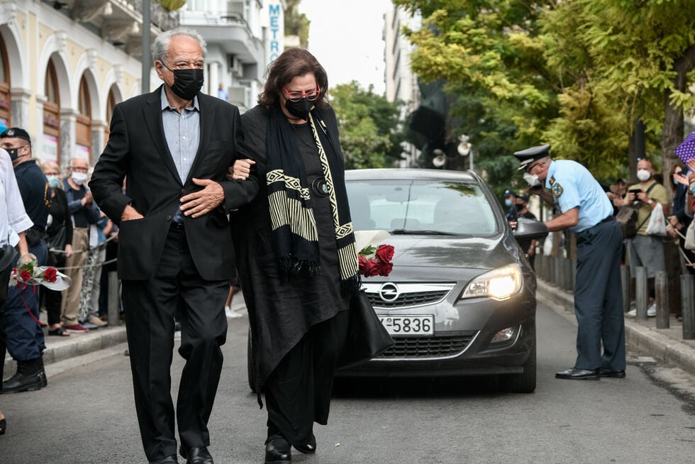 Δακρυσμένα μάτια, στους μεγάλους δρόμους κάτω απ’ τις αφίσες