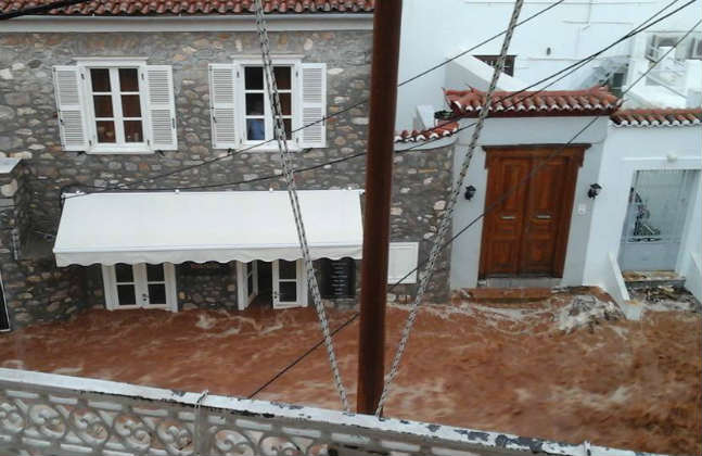 Εικόνες καταστροφής από τις πλημμύρες στην Ύδρα
