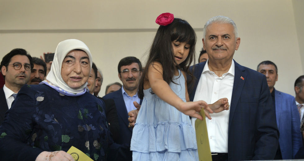 Μεγάλη νίκη Ιμάμογλου στην Κωνσταντινούπολη