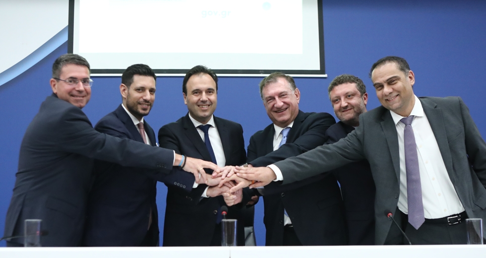 Τι έκρυβαν εκτός από χαμόγελα οι τελετές παράδοσης – παραλαβής
