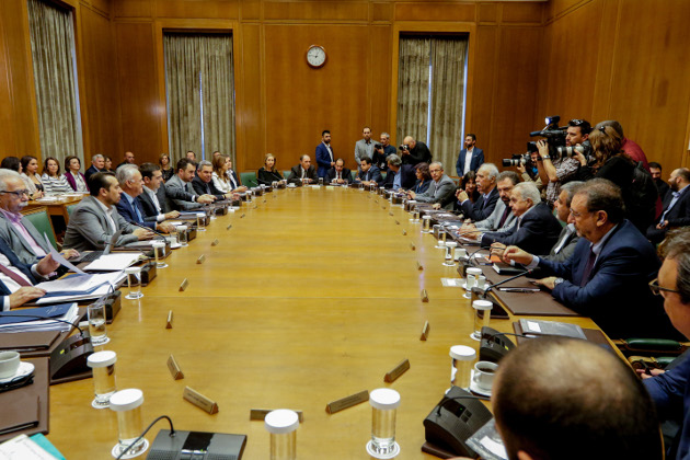 Πυροσβέστης ο πρωθυπουργός, ζητούμενο η ενότητα