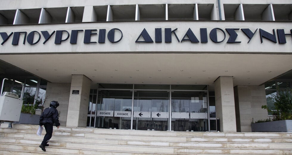 Δεύτερη φύση του Κ. Τσιάρα, οι απευθείας αναθέσεις