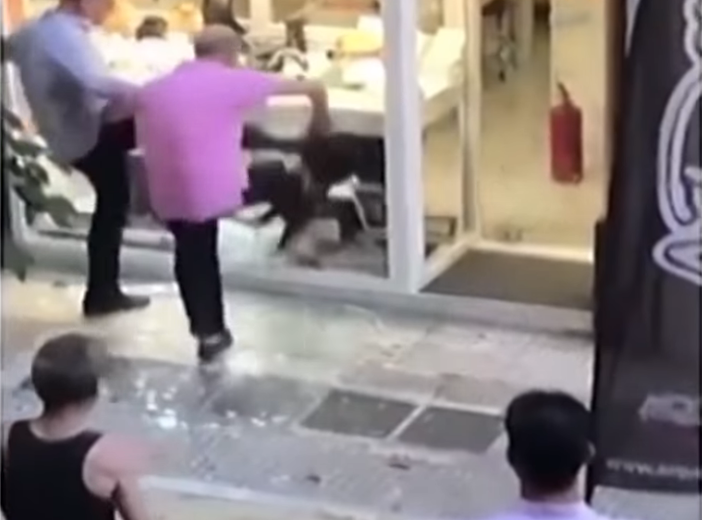 Τον χτυπούσαν αλύπητα για ένα λεπτό