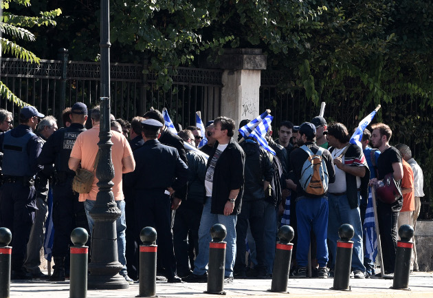Μικροένταση στο Σύνταγμα σε παράλληλες συγκεντρώσεις