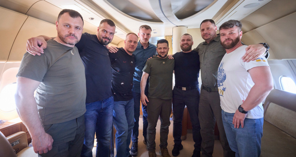 Μαχητές του Αζόφ επέστρεψαν ως ήρωες στην Ουκρανία – Οργή Μόσχας
