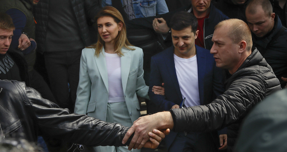 Θρίαμβος του ηθοποιού Ζελένσκι στις ουκρανικές εκλογές