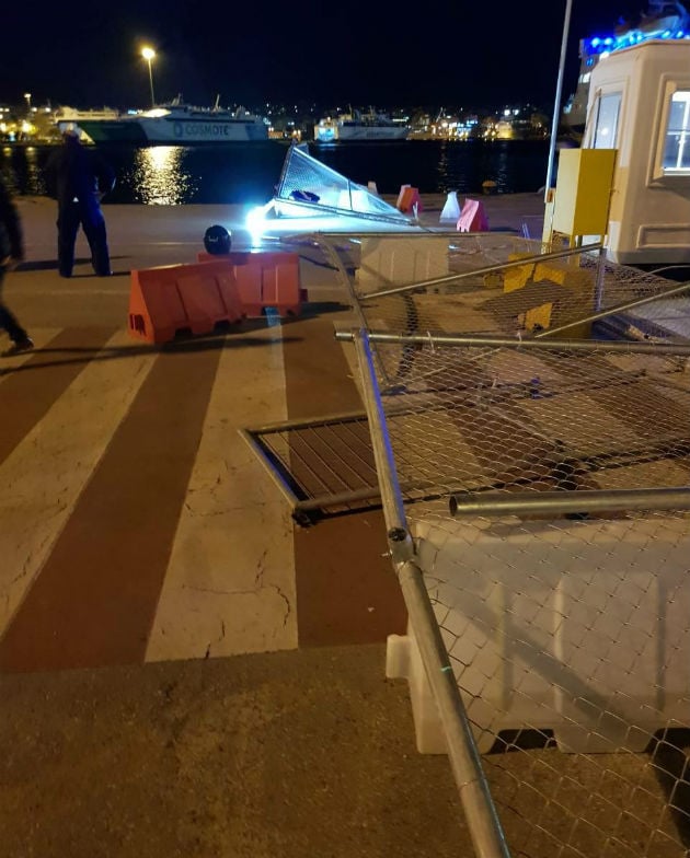Ζημιές σε δύο πύλες στο λιμάνι του Πειραιά