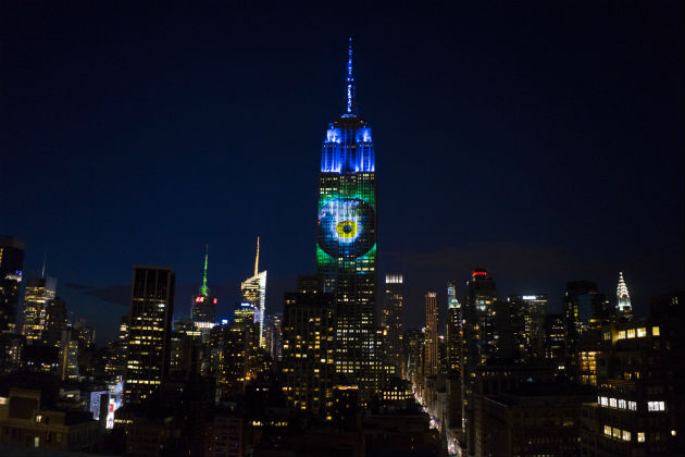Ο Σεσίλ στην πρόσοψη του Empire State Building