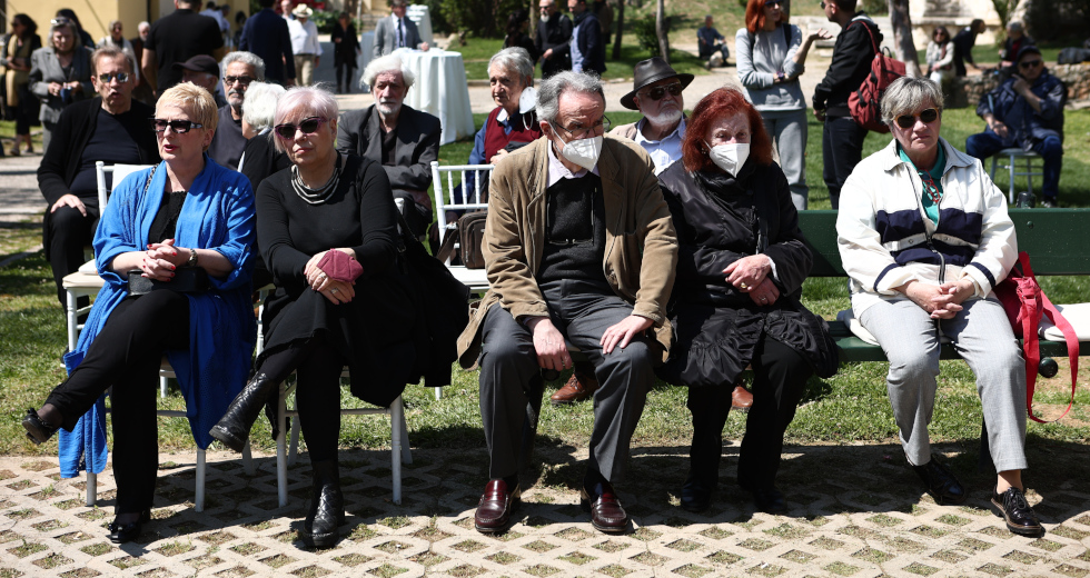 Συγκινητικός ο τελευταίος αποχαιρετισμός στη Μυρσίνη Ζορμπά