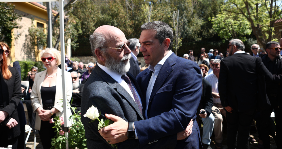 Συγκινητικός ο τελευταίος αποχαιρετισμός στη Μυρσίνη Ζορμπά