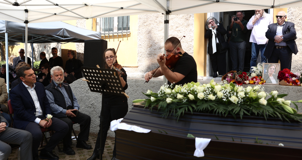 Συγκινητικός ο τελευταίος αποχαιρετισμός στη Μυρσίνη Ζορμπά