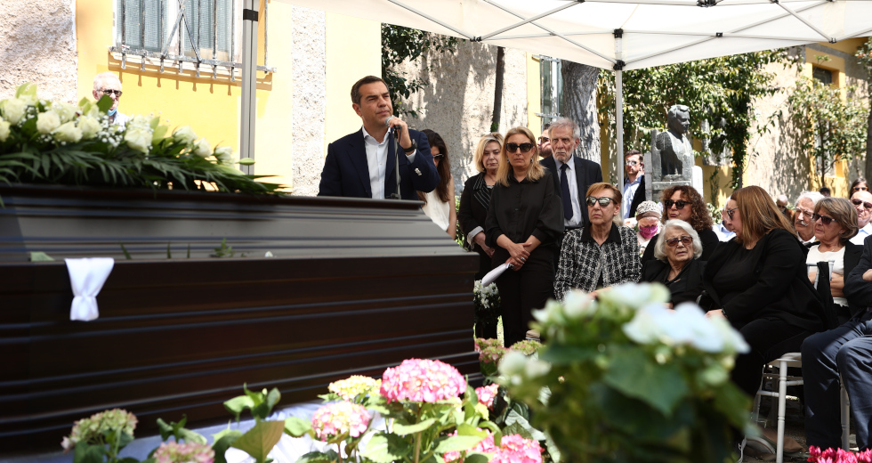 Συγκινητικός ο τελευταίος αποχαιρετισμός στη Μυρσίνη Ζορμπά