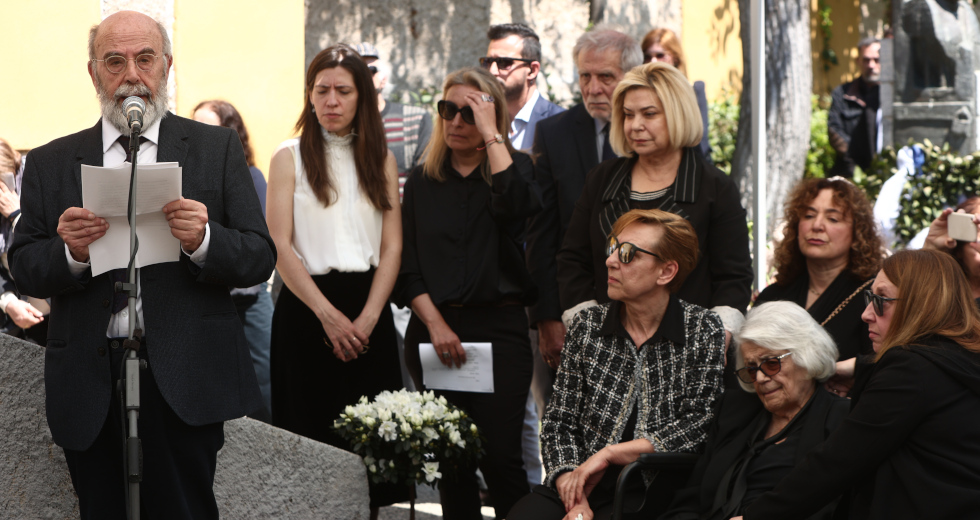 Συγκινητικός ο τελευταίος αποχαιρετισμός στη Μυρσίνη Ζορμπά